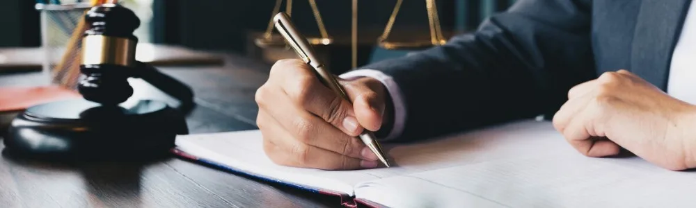 Административное право 1 Административное право, рука с ручкой подписывает документ