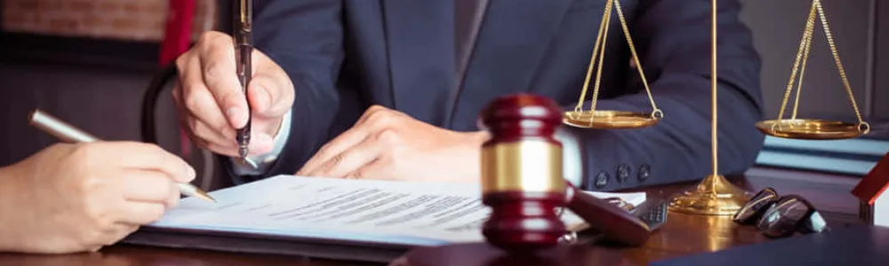 Корпоративное право 2 Корпоративное право, подписывается соглашение на фоне весов и молотка судьи